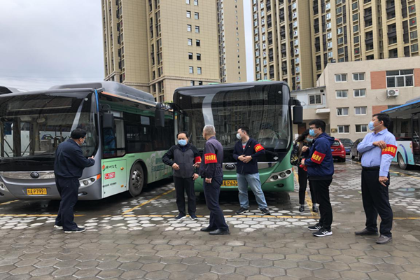 中共鄭州赫喆文化傳播有限公司黨支部開(kāi)展“疫情防控常態(tài)化，為公共交通助力”志愿服務(wù)實(shí)踐活動(dòng)