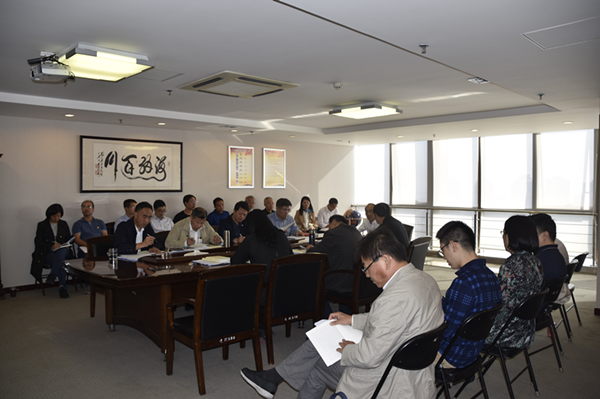 集團(tuán)公司召開“不忘初心、牢記使命”主題教育全面從嚴(yán)治黨專題集中學(xué)習(xí)研討會議