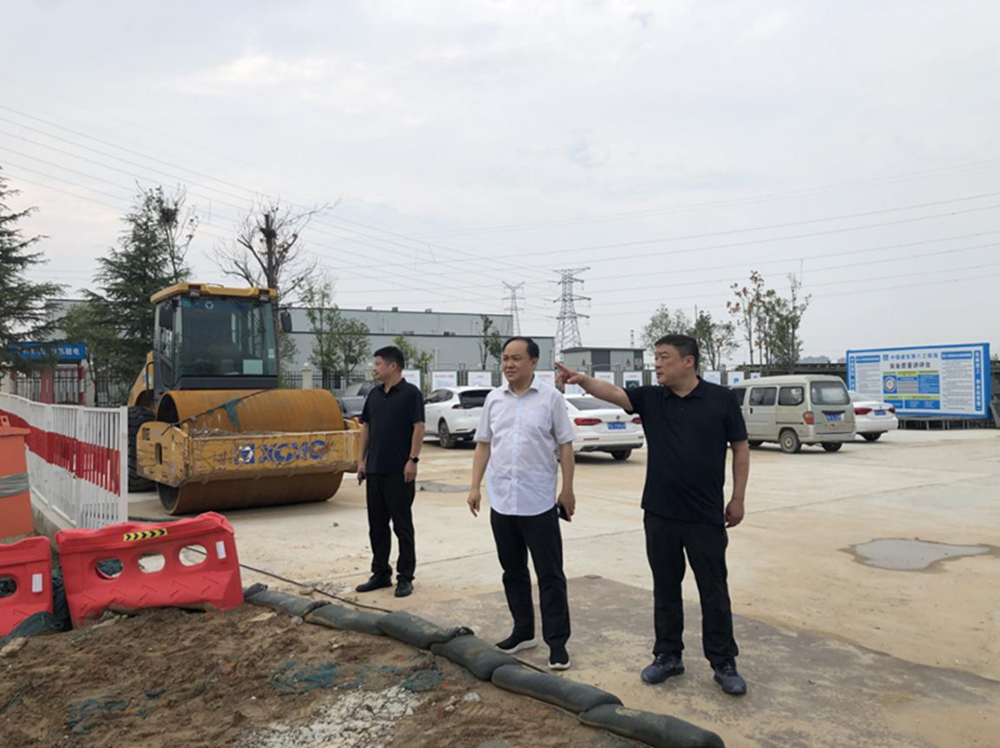 鄭州市建設(shè)投資集團(tuán)有限公司黨委委員、副總經(jīng)理張巖到侯寨新鎮(zhèn)區(qū)安置區(qū)調(diào)研項(xiàng)目建設(shè)工作